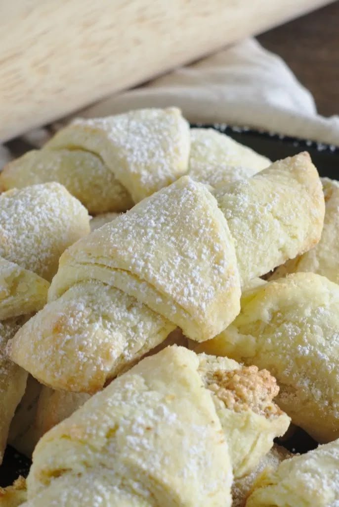 Hungarian Kifli Cookies: A Delicious Journey Through Tradition and Flavor 42d3bc2e1e73f6c24661d7dab7ae7a96