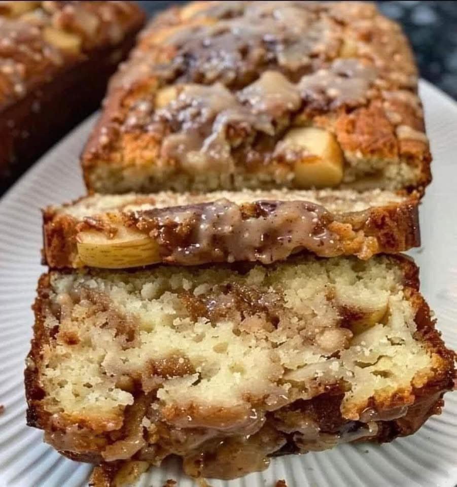 🍏 The Best Apple Cinnamon Bread with Crumb Topping and Glaze 🍞 481674317_2104020800044761_8536973940755964893_n